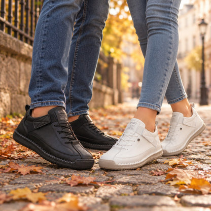 MAYA in Schwarz und Weiß, ein Paar beim Spaziergang im Herbst